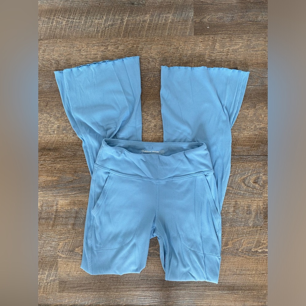 Outdoor voices blue ribbed flare leggings, size small